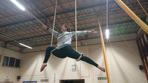 Pose on a static trapeze