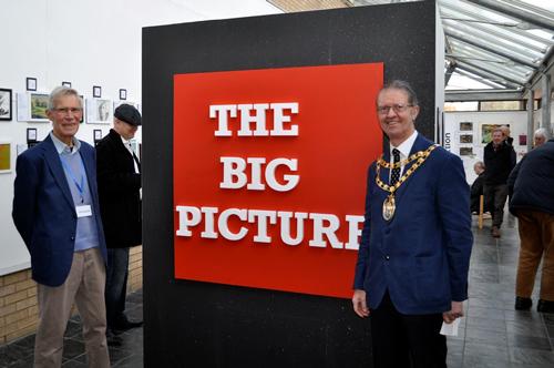 FOHG Chairman Roger Shapley (L), SNC Chairman Cllr Richard Dallyn at the launch of The Big Picture Exhibition, Prize Draw & Auction.
