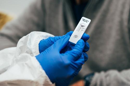 As weekly COVID-19 numbers rise once again Public Health Officials are reminding all contacts of a positive case to take a PCR test at the earliest opportunity, regardless of being single or doubly vaccinated or having received a booster jab.