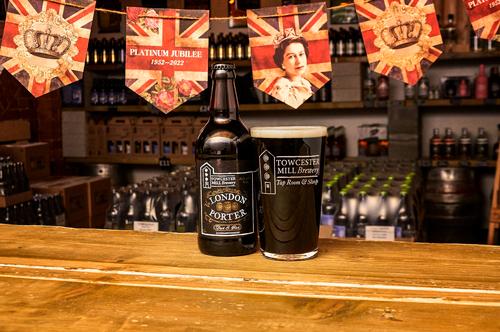 London Porter is a 4.8% abv, dark full-bodied ale with a good balance of roasted chocolate and biscuit maltiness, leaving the combination of traditional English hops to shine through.