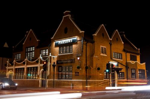 Parsons Restaurant Waltham Abbey exterior at night