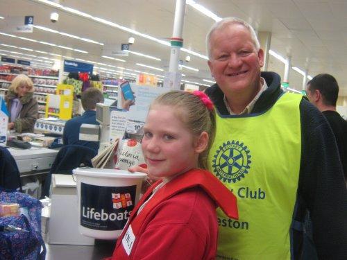 Rotakids and Rotarians pack for cash