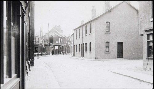 Liverpool Road, Neston, just before the outbreak of WW1