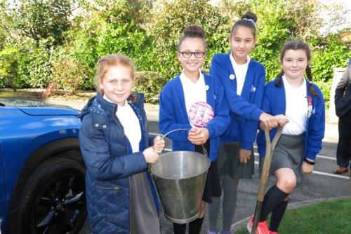 Neston Primary School plant crocus corms