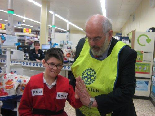 Rotakids and Rotarians pack for cash